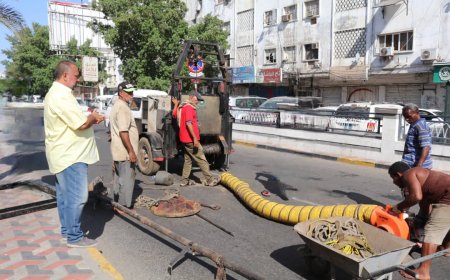 مؤسسة مياه عدن تواصل حملات صيانة شبكات الصرف الصحي في عدد من المديريات وتواجه عوائق في خورمكسر