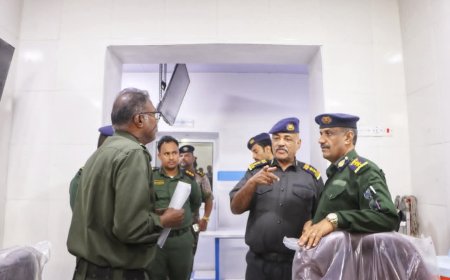 القائم بأعمال المدير العام للأمن والشرطة بساحل حضرموت يتفقد سير العمل بالإدارات الأمنية أول أيام رمضان المبارك