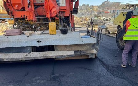 تدشين أعمال إسفلتية عاجلة بسوق السلام في يافع لتعزيز السلامة المرورية وفك الاختناقات