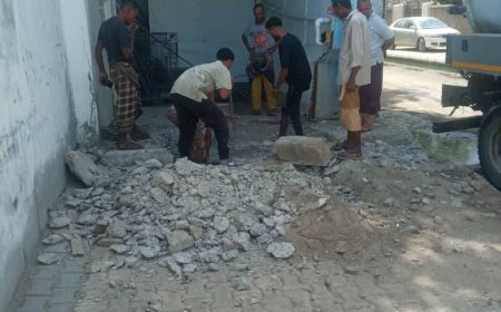 مؤسسة مياه عدن تنفذ حملة فتح انسدادات وتصفية شبكة الصرف الصحي بحي السفارات بخور مكسر