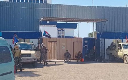 قوة أمنية تغلق مقر الجمعية الوطنية التابعة للمجلس الانتقالي الجنوبي وتمنع الموظفين من الدخول