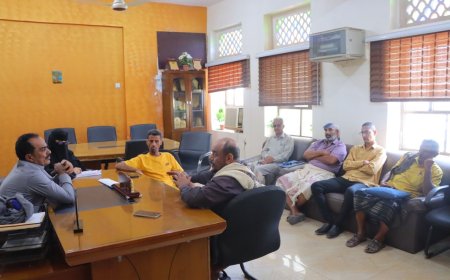 مدير عام خورمكسر يعقد اجتماعًا لمناقشة مستوى النظافة وضبط الأسعار بالمديرية