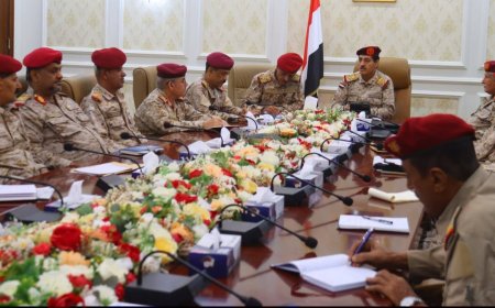 وزير الدفاع يعقد اجتماعاً موسعاً بمساعديه ورؤساء الهيئات العسكرية