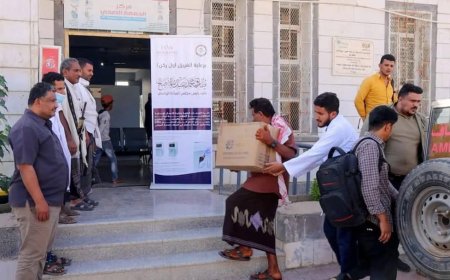 خلية الأعمال الإنسانية تسلم أجهزة فحص دم حديثة لمركزي الجمعة والنجيبة في ريف المخا.