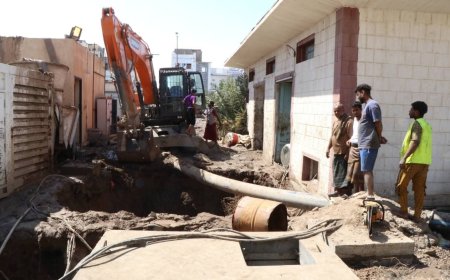 فرق مؤسسة مياه عدن تعمل على إصلاح كسر في محطة ضخ الصرف الصحي بالمنصورة