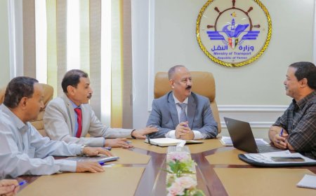 وزير النقل يناقش نشاط العمل ومشروع إعادة تأهيل ميناء المخا