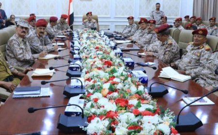 وزير الدفاع يرأس اجتماعًا موسعًا بالهيئات والدوائر والمناطق العسكرية