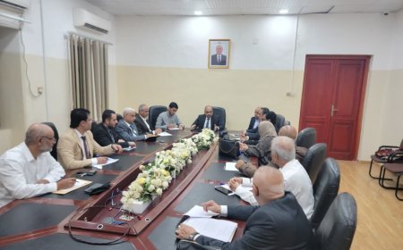 وزير الاتصالات وتقنية المعلومات يعقد اجتماعًا موسعًا بقيادات الوزارة