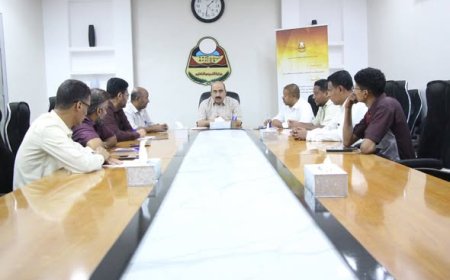 مدير تربية ساحل حضرموت يترأس اجتماعاً لاستعراض تجربة تطبيق (كادري) لإدارة الموارد البشرية