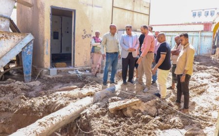 وكيل أول العاصمة عدن يتفقد سير العمل في إصلاح كسر بمحطة ضخ الصرف الصحي الرئيسية بالمنصورة