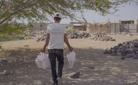 الخلية الإنسانية توزع وجبات إفطار على الأسر النازحة في ذو باب المندب.