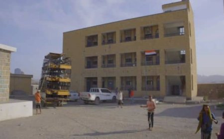 تعز.خلية الأعمال الإنسانية ترفد مدرسة الشهداء في موزع بكراسٍ وأثاث مكتبي.