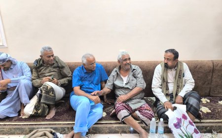 السلطة المحلية بالعاصمة عدن تؤدي واجب العزاء لأسرة الشهيد عبد السلام الشبحي