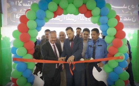 المحافظ شيخ ووزير النقل يفتتحان مركز الفحص الدوري للمركبات في العاصمة عدن