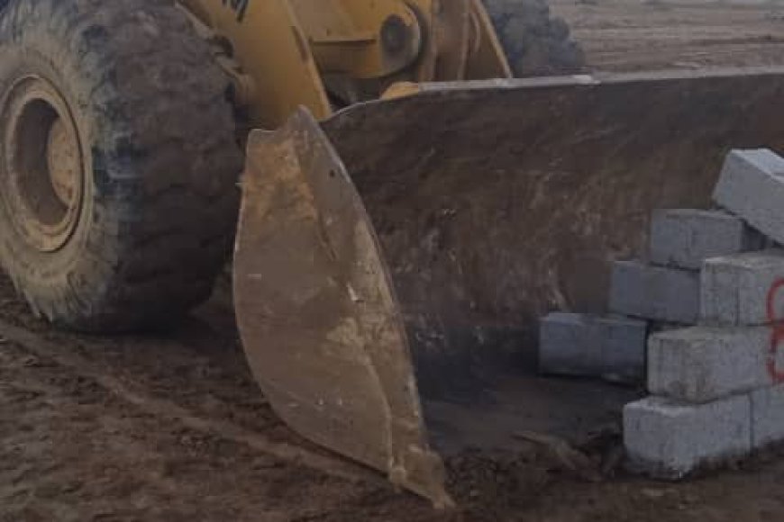 مكتب الأشغال العامة بخورمكسر ينفّذ حملة إزالة لتعديات على أراضي حكومية بمنطقة العريش