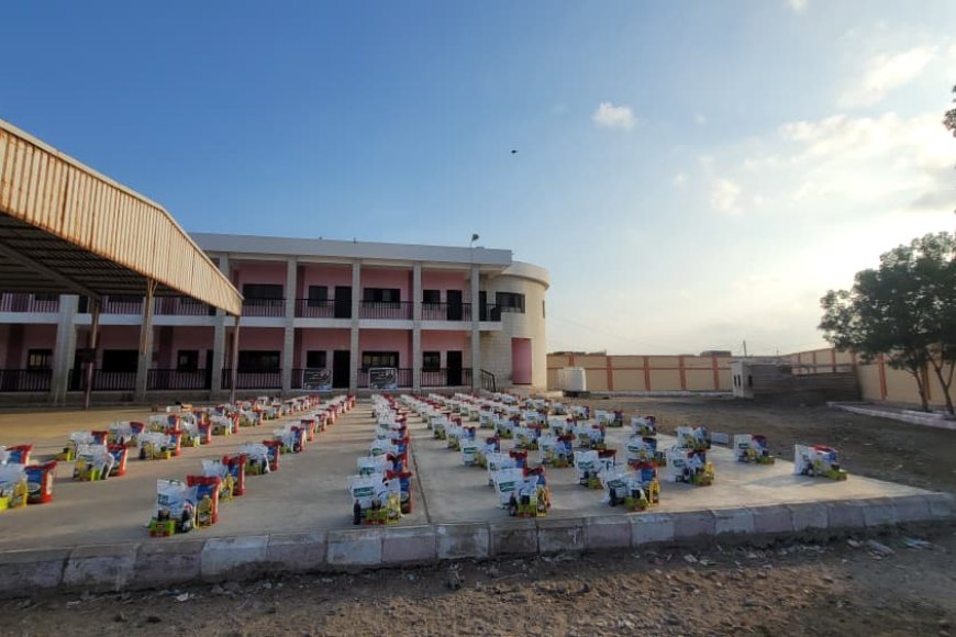 مبادرة الإعلامي العبيدي تواصل توزيع السلل الغذائية للمحتاجين في عدن