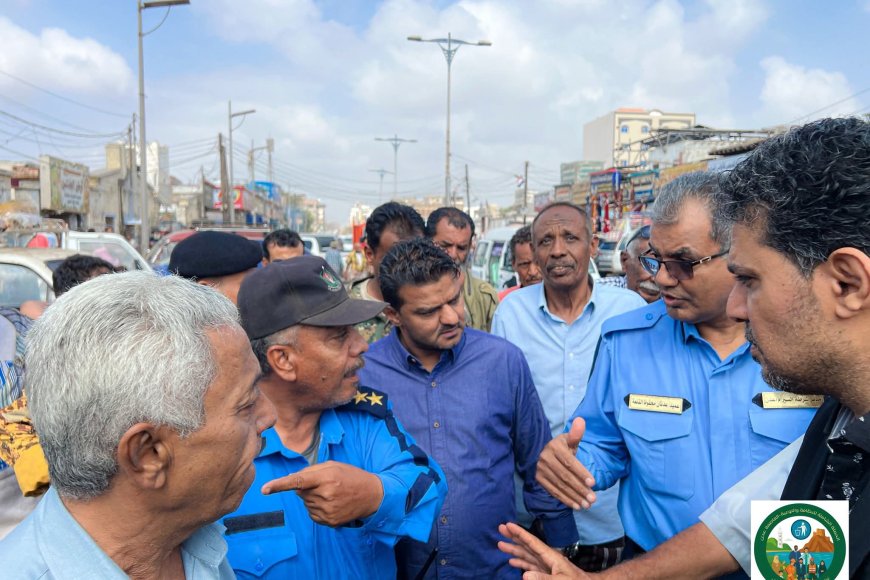 بتوجيهات محافظ عدن.. حملة نظافة وإزالة عشوائيات في الشيخ عثمان تحت شعار &laquo;عدن مدينتي نظافتها مسؤوليتي&raquo;