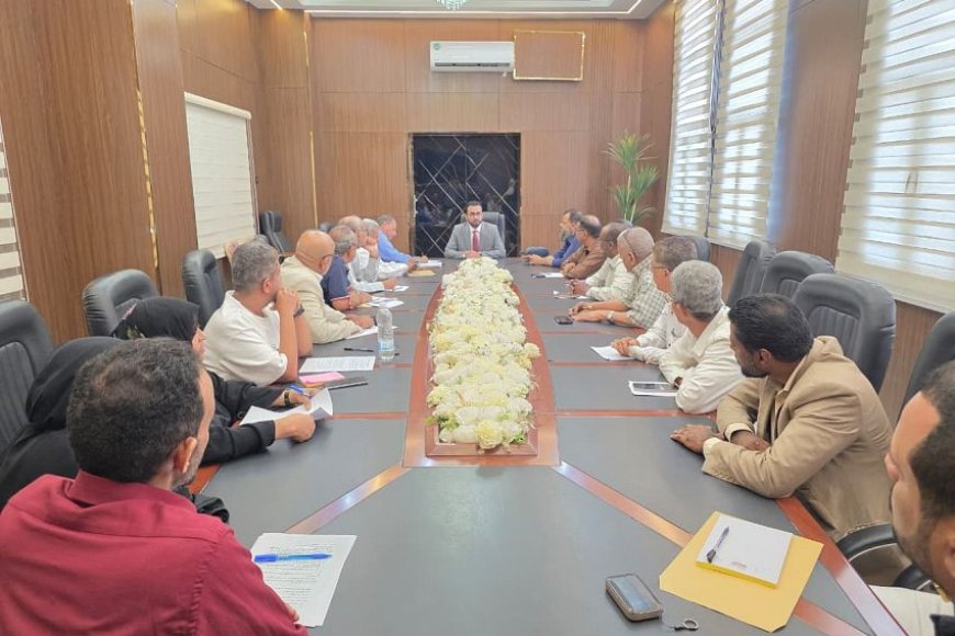 وزير الخدمة المدنية يترأس اجتماعاً موسعاً بعدن ويشدد على ضرورة تسهيل الإجراءات والمعاملات