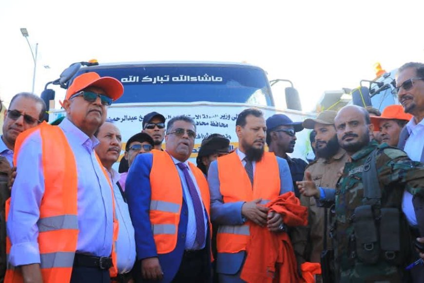 المحافظ شيخ يدشّن الحملة الشاملة للنظافة والتوعية بالعاصمة عدن ويؤكد استدامتها بمشاركة مجتمعية واسعة