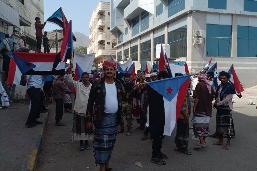 تجمع جماهيري أمام بوابة معاشيق في كريتر بدعوة من المجلس الانتقالي الجنوبي