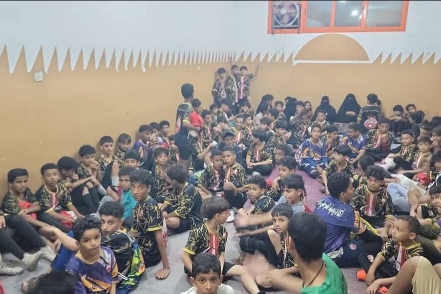 عاجل .. صور أولية لاسر وأطفال محتجزون جراء اطلاق النار الكثيف بجوار قصر معاشيق بعدن