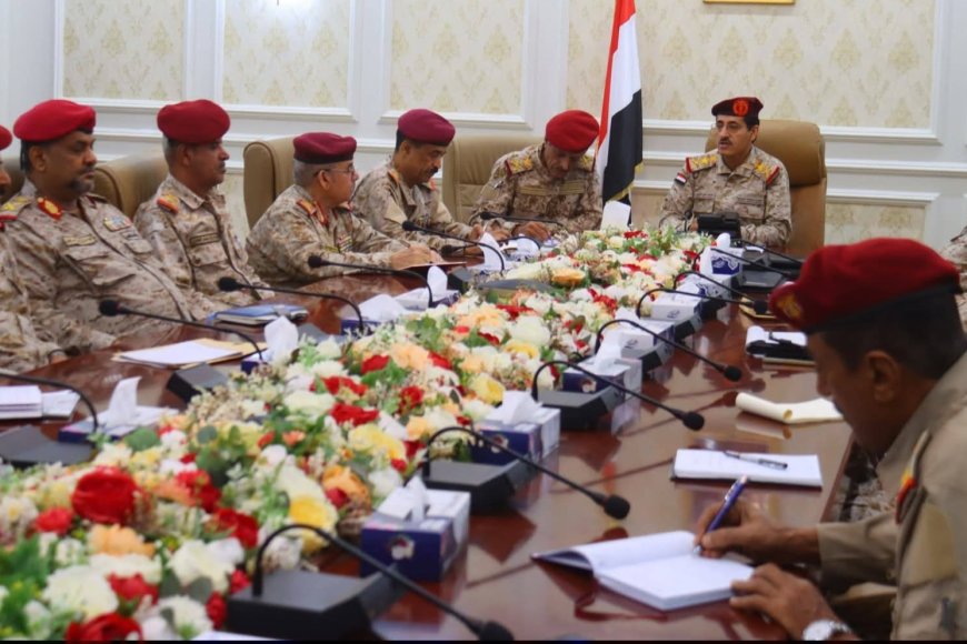 وزير الدفاع يعقد اجتماعاً موسعاً بمساعديه ورؤساء الهيئات العسكرية