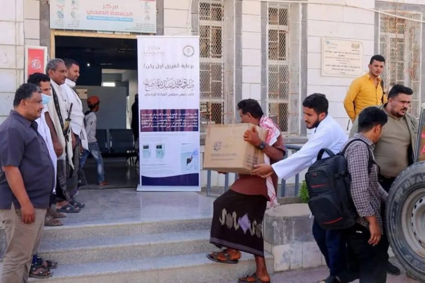 خلية الأعمال الإنسانية تسلم أجهزة فحص دم حديثة لمركزي الجمعة والنجيبة في ريف المخا.