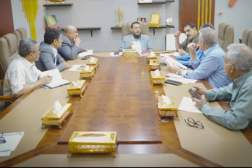 محافظ العاصمة عدن يرأس اجتماعًا موسعًا لمناقشة الإجراءات والخطوات الإصلاحية في قطاعي النقل والطرق
