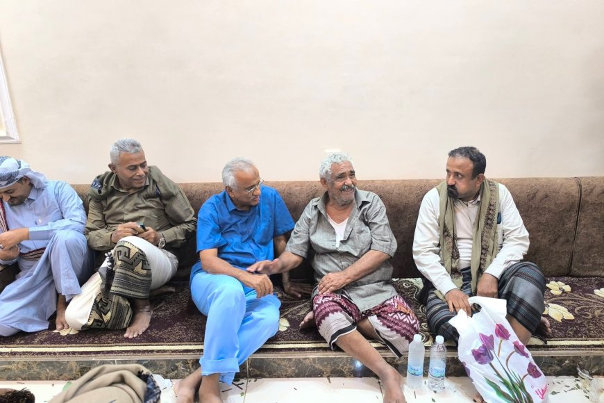 السلطة المحلية بالعاصمة عدن تؤدي واجب العزاء لأسرة الشهيد عبد السلام الشبحي