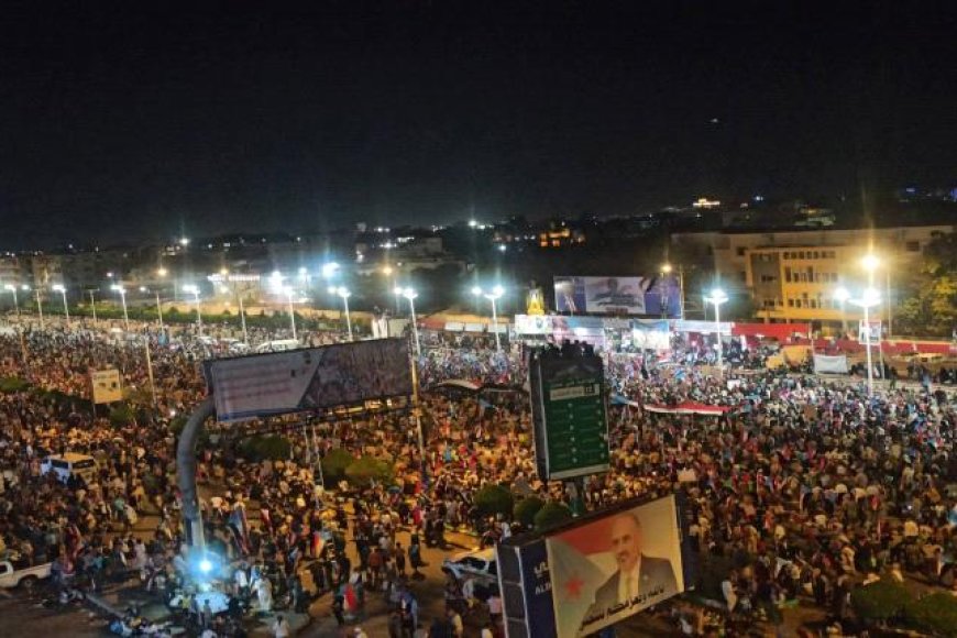 تحت شعار (الثبات والقرار).. حشود جماهيرية كبرى في ساحة العروض بعدن تأييداً للانتقالي