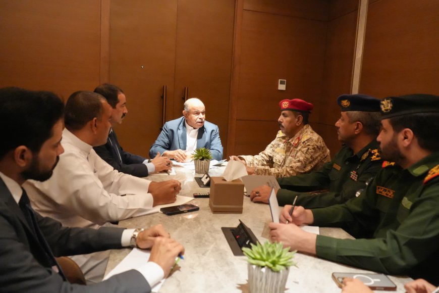 عضو مجلس القيادة محافظ حضرموت يترأس اجتماعا أمنيا وعسكريا بحضور وزير الداخلية وقيادات أمنية وعسكرية