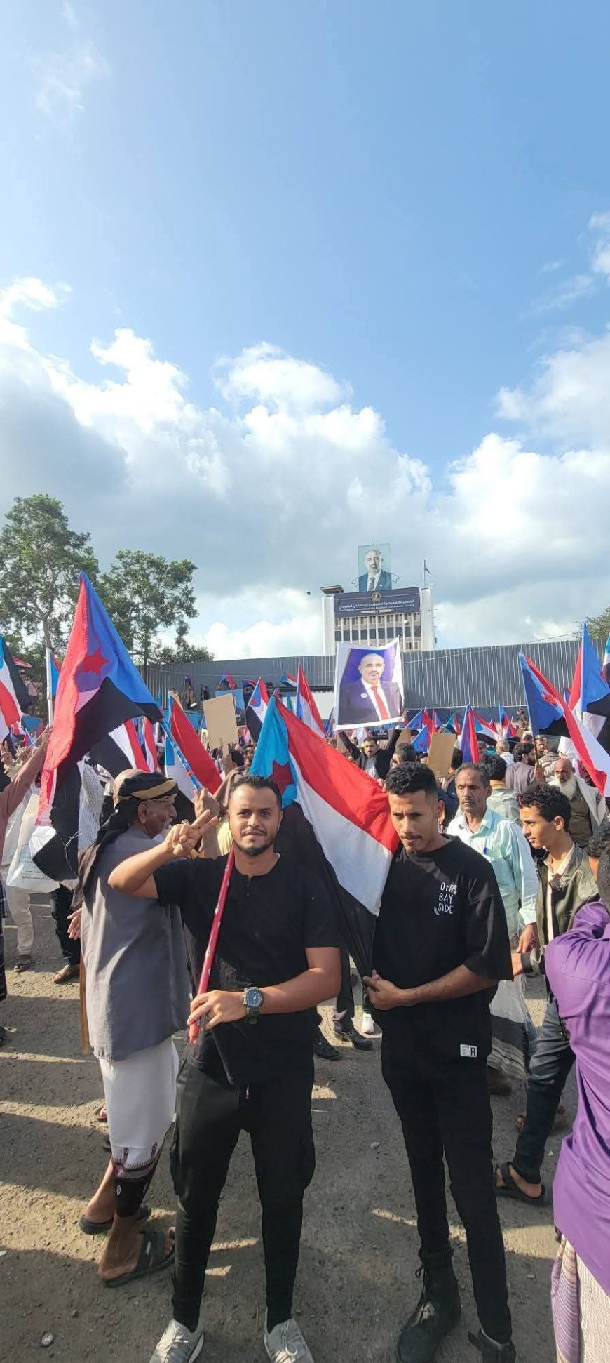 بالصور.. أنصار المجلس الانتقالي يتظاهرون داخل مبنى الجمعية العمومية عقب ساعات من إخلائه