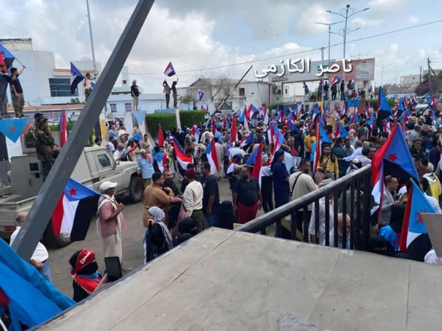 عاجل.. المئات يتظاهرون في التواهي رفضًا لإغلاق مقر الجمعية العمومية للمجلس الانتقالي 