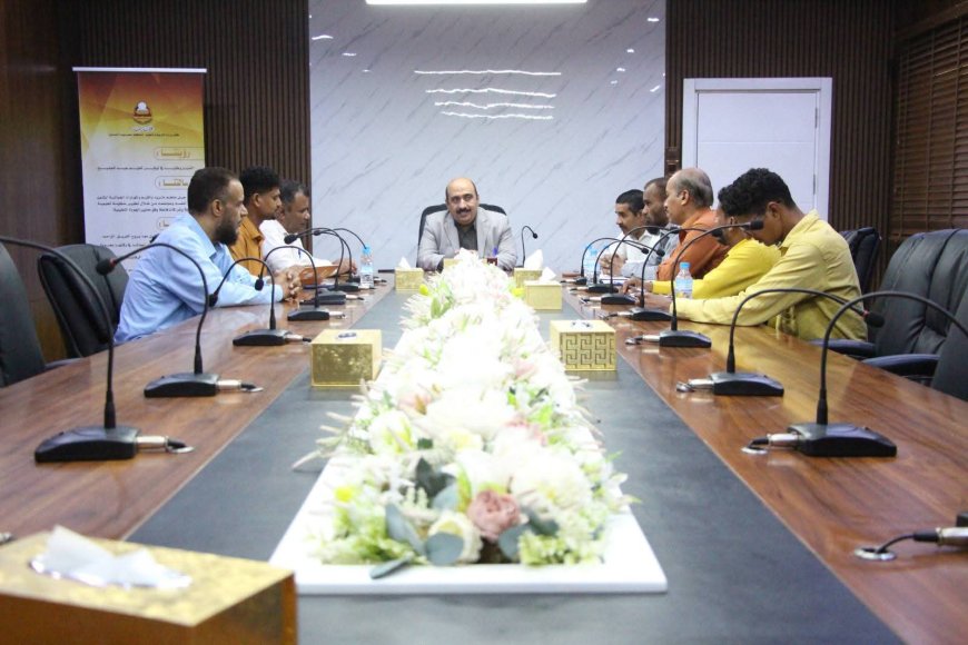 مدير تربية ساحل حضرموت يناقش آلية تنفيذ مشروع تأهيل وتجهيز السكن الداخلي لثانوية أبي بكر بن شهاب للبنين مع الأمين العام لجمعية طالب العلم الخيرية.