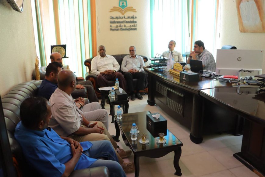 المدير باعباد يناقش مع مؤسسة حضرموت تنمية بشرية آلية مشاركة المعلمين في المؤتمر الدولي لمهنة التعليم بسلطنة عمان 