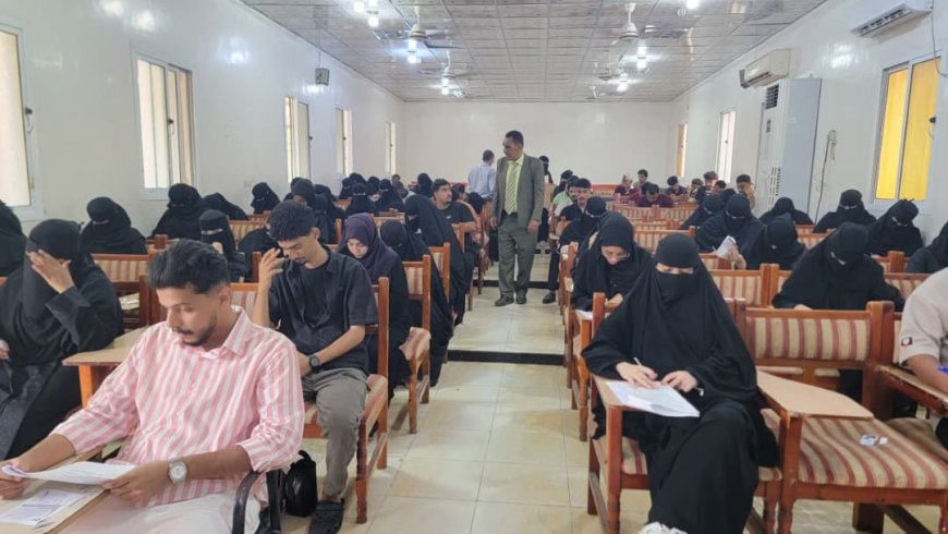 وسط أجواء من الانضباط والتنظيم.. كلية اللغات والترجمة بجامعة عدن تدشن امتحانات الدور الثاني 