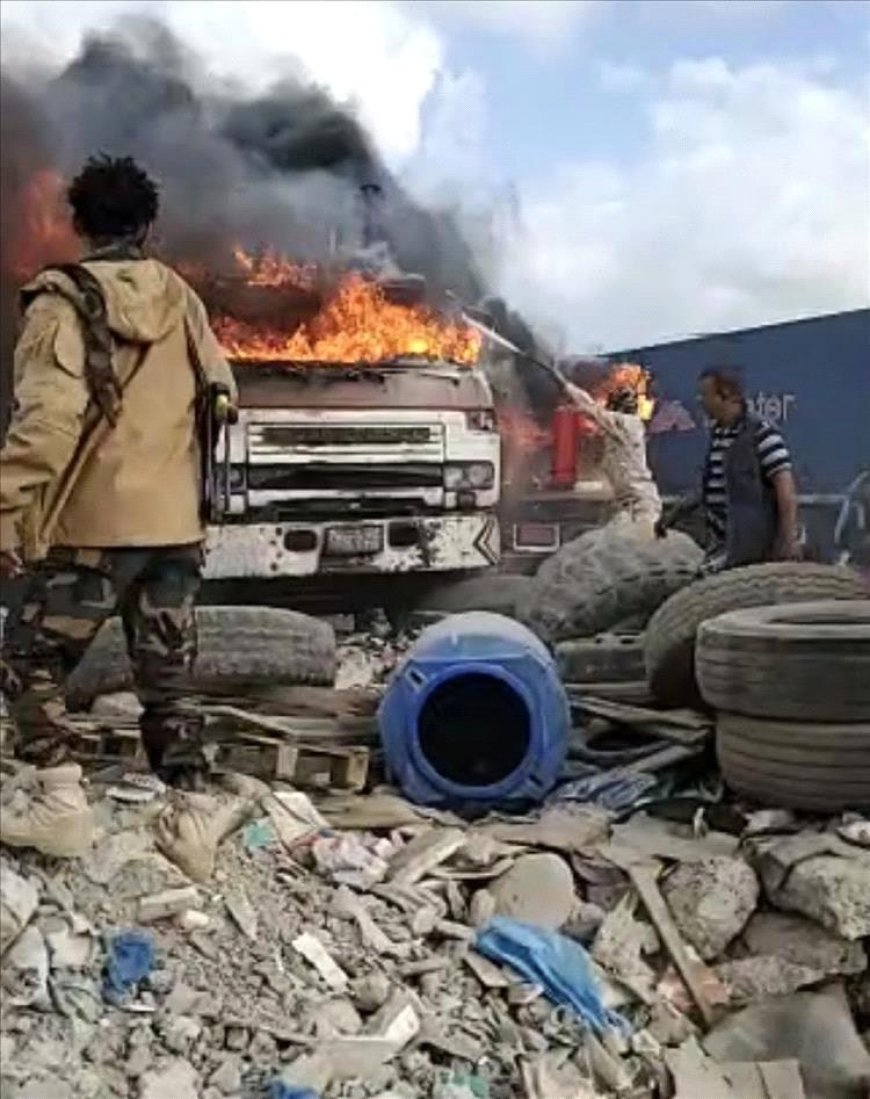 حريق واسع يلتهم شاحنات داخل الساحة الجمركية بميناء الحاويات في عدن