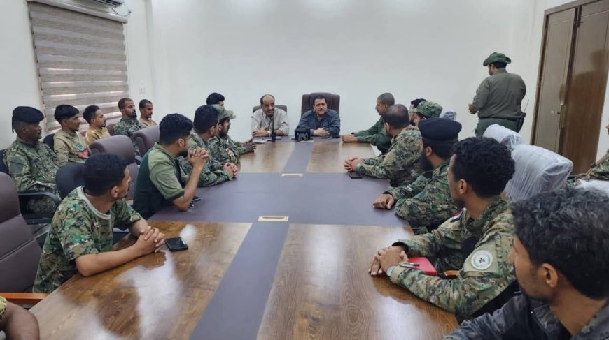 نائب مدير أمن عدن يلتقي مشرفي كاميرات المراقبة ويشدد على الجاهزية الفنية.