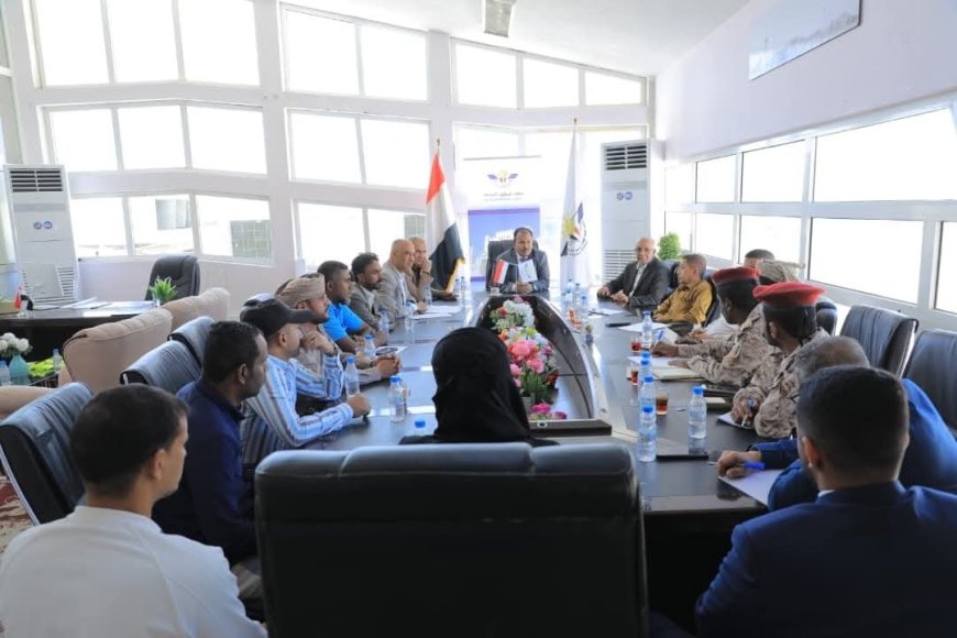 الوكيل العامري يترأس اجتماع لمناقشة آليات حماية محيط مطار سيئون الدولي من البناء العشوائي