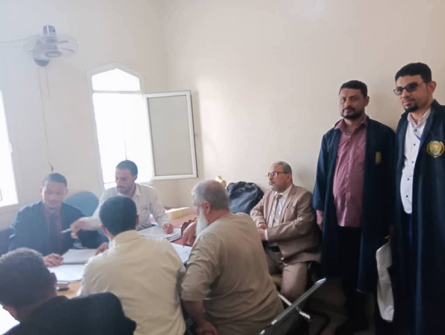 عميد المعهد العالي للقضاء يتفقد الطلبة المتدربين في محكمة الحوطة الابتدائية بمحافظة لحج