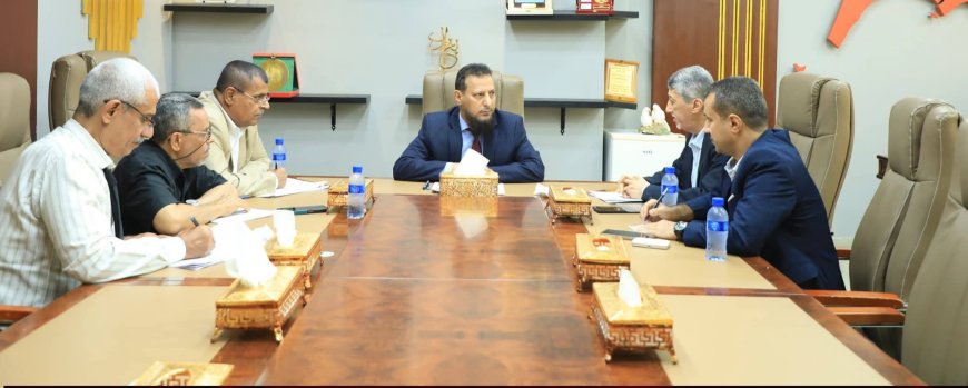 محافظ عدن يبحث مع رئيس الغرفة التجارية تعزيز الشراكة الاقتصادية وإنشاء صندوق استثماري لدعم العاصمة