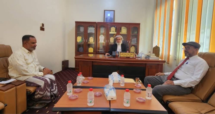 المهرة..الوكيل بن عليان يلتقي نائب رئيس جامعة المهرة لشؤون الطلاب