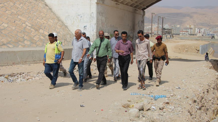 وكيل محافظة حضرموت يقف على أسباب مشكلة المياه الراكدة في مشروع خور المكلا المرحلة الثانية 