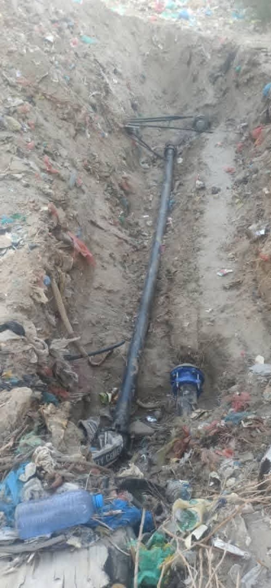 مؤسسة مياه عدن تجدد تحذيرها من التعديات على خطوط الشبكة في مديرية خورمكسر