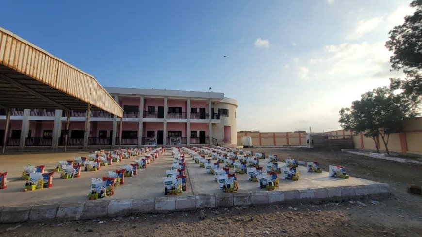 مبادرة الإعلامي العبيدي تواصل توزيع السلل الغذائية للمحتاجين في عدن