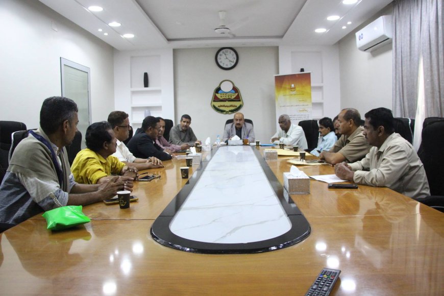 مدير تربية ساحل حضرموت يناقش سير العملية التعليمية مع مديري الإدارات التربوية