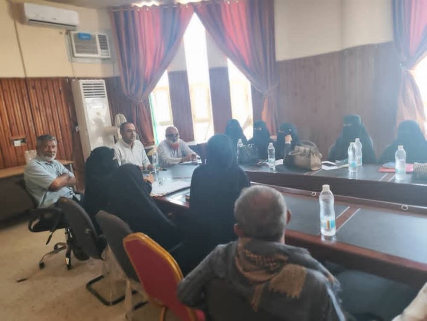 الذنبه يترأس اجتماعاً موسعاً لقيادات مكتب التربية والإدارات المدرسية بمديرية البريقة - عدن