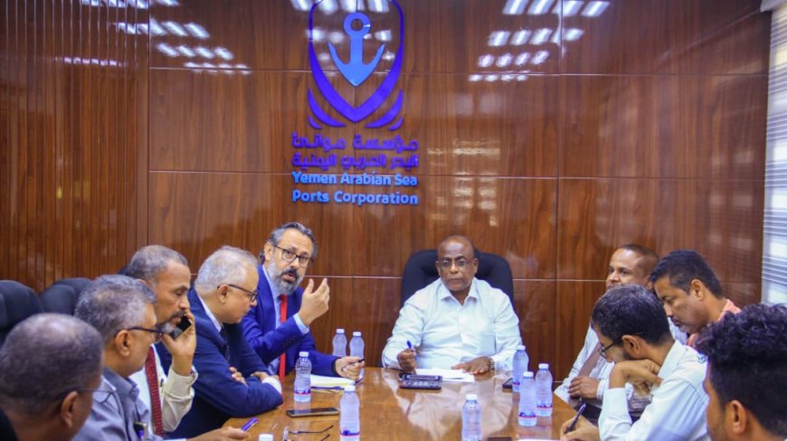 الرباكي يترأس اجتماعاً موسعاً بميناء المكلا مع الوكالات الملاحية وبحضور ممثل البنك الدولي في مصلحة الجمارك