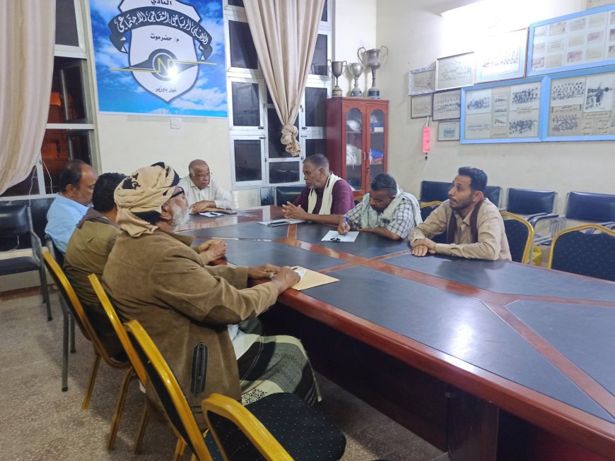 المدير العام لمديرية غيل باوزير يلتقي إدارة نادي أهلي الغيل ويشيد بجهودها والإنجازات التي تحققت للنادي في ظل المعاناة