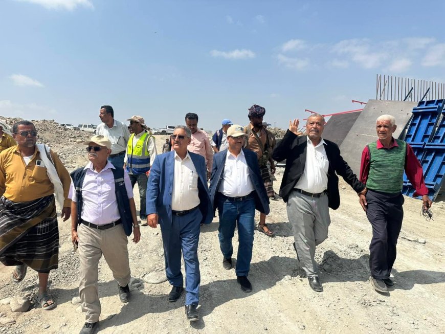 وفد من وزارة الزراعة والسلطة المحلية وفريق إعلامي من أبين يزورون مشروع سد حسان